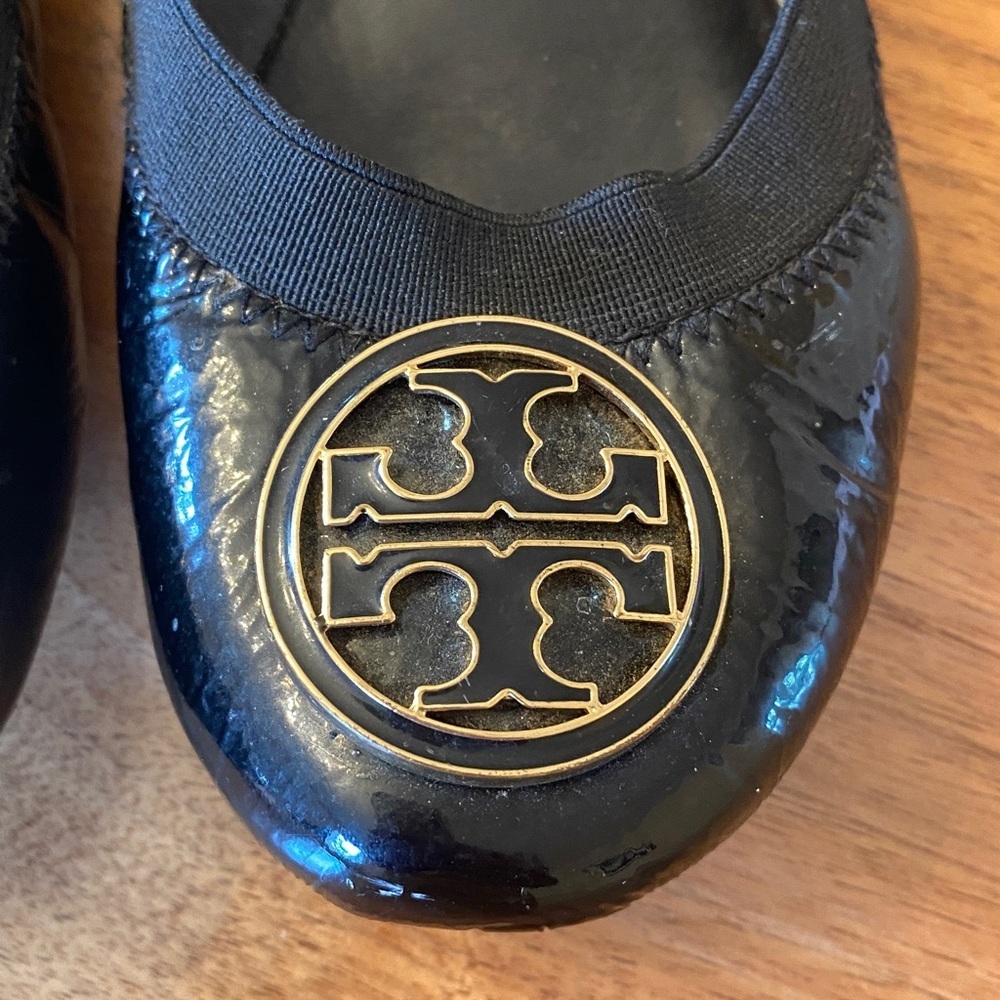 Tory Burch Caroline black patent leather ballet flat.  Size 6.5 - Picture 3 of 6